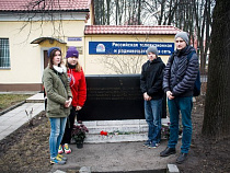 В Калининграде студенты провели субботник возле памятника Герою Советского Союза